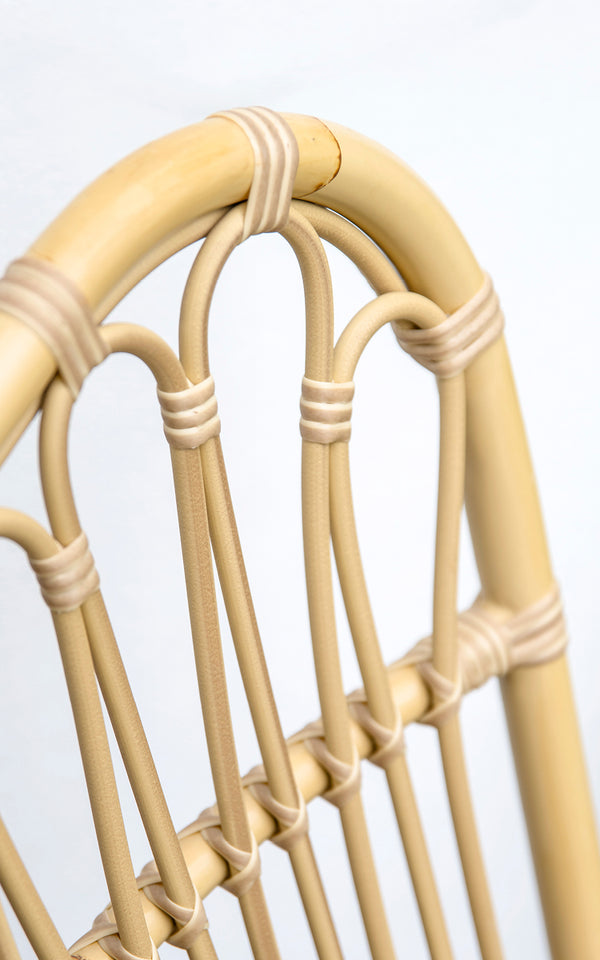 Esta es una imagen de detalle de Margret silla de comedor exterior en natural aluminium artfibre. Respaldo arqueado con varillas de ArtFibre en lazos.