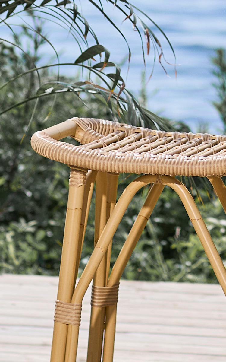Esta es una imagen de detalle de Salsa Exterior Counter Stool en natural aluminium artfibre.