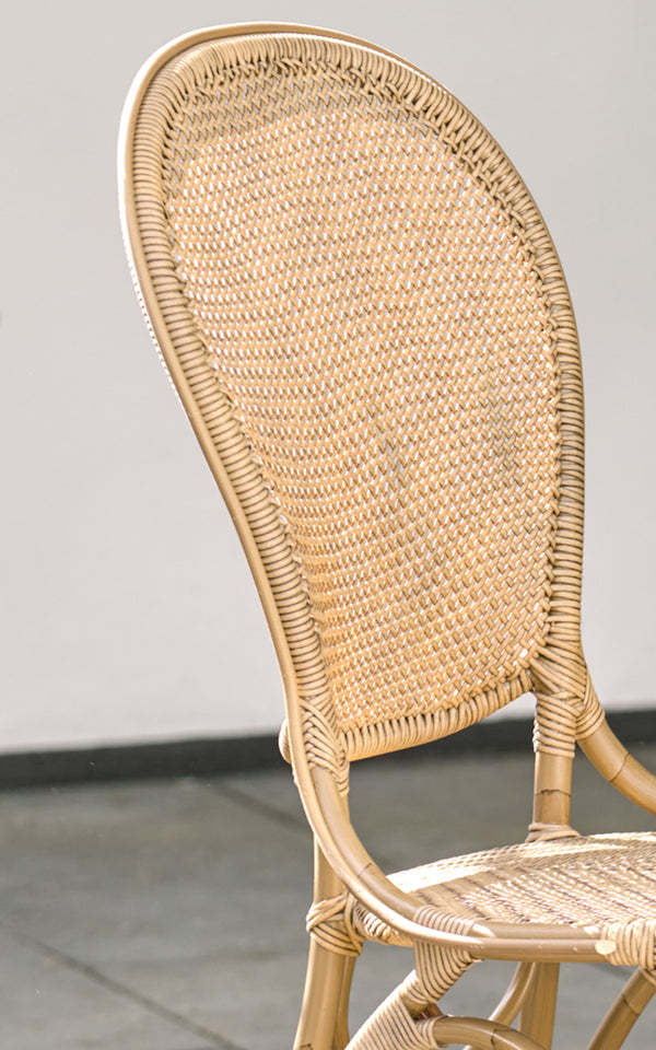 Esta es una imagen de detalle de Rossini silla de comedor exterior en antique aluminium artfibre. Detalle de la textura tejida y construcción de la estructura.