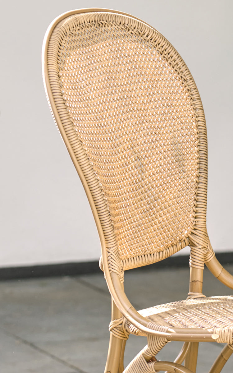 Esta es una imagen de detalle de Rossini silla de comedor exterior en antique aluminium artfibre. Detalle de la textura tejida y construcción de la estructura.