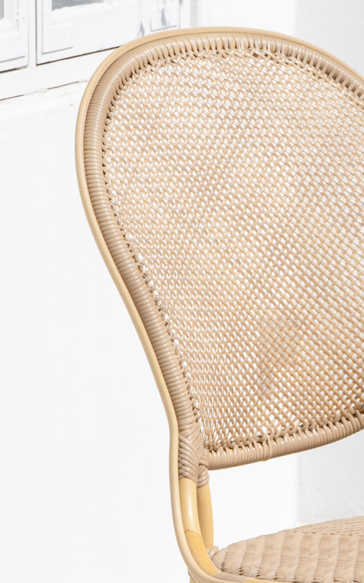 Esta es una imagen de detalle de Rossini silla de comedor exterior en natural aluminium artfibre. Detalle de la textura tejida y construcción de la estructura.