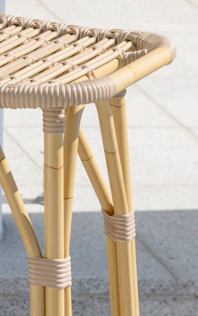 Esta es una imagen de detalle de Salsa taburete alto de bar exterior en natural aluminium artfibre. Patas altas con juntas envueltas y detalle de asiento abierto.