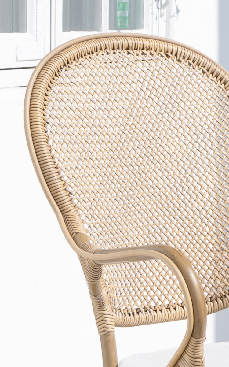 Esta es una imagen de detalle de Rossini sillón de comedor exterior en antique aluminium artfibre. Detalle de la textura tejida y construcción de la estructura.