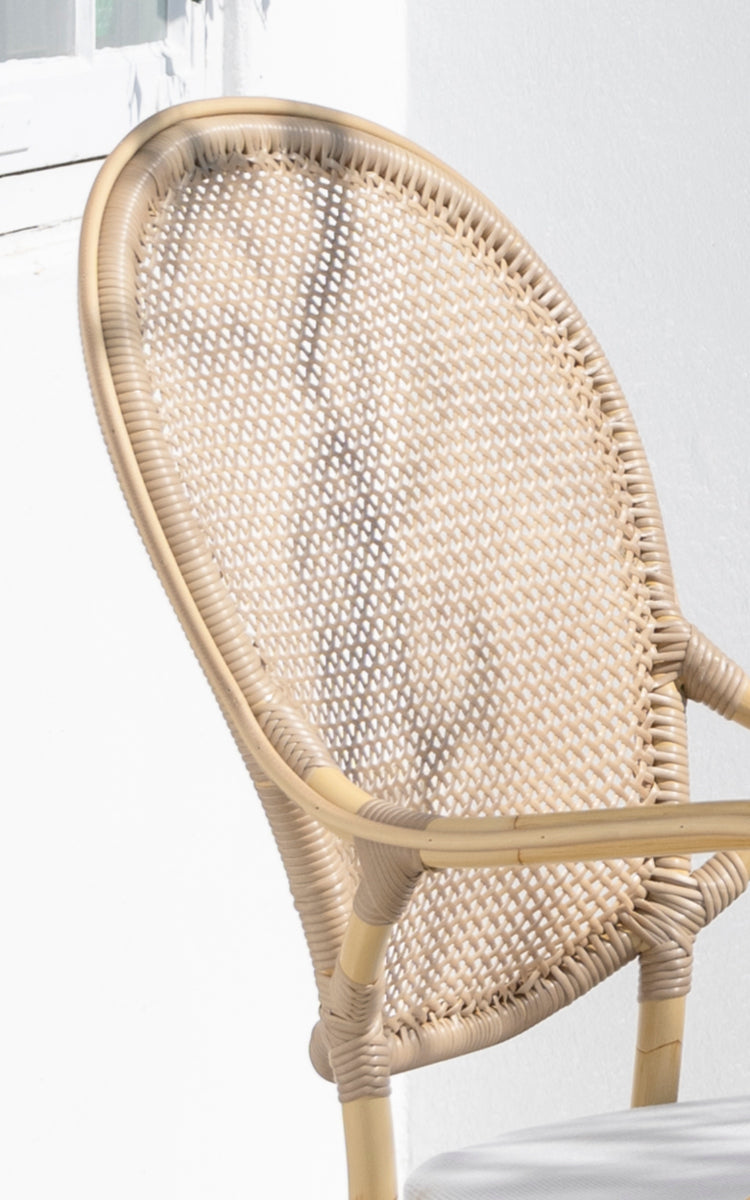 Esta es una imagen de detalle de Rossini sillón de comedor exterior en natural aluminium artfibre. Detalle de la textura tejida y construcción de la estructura.