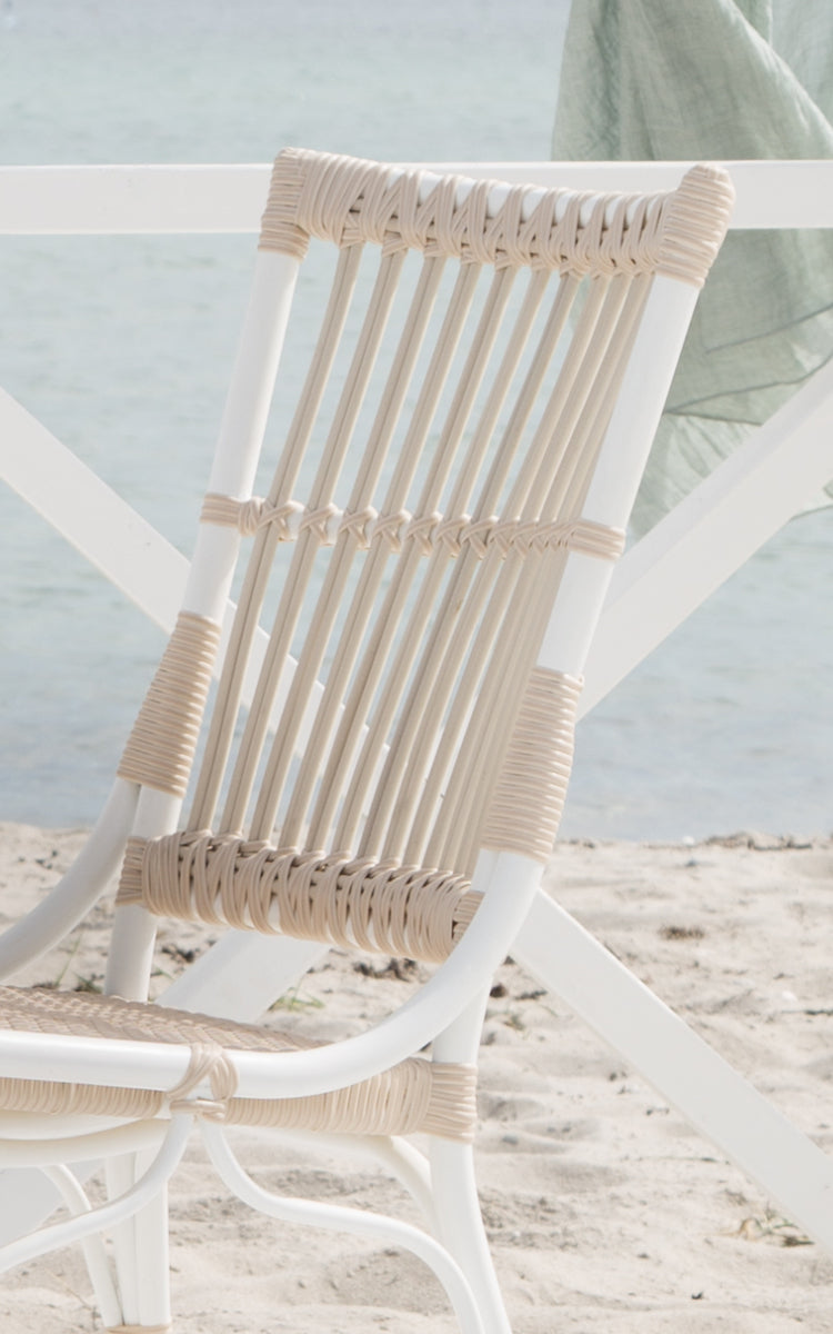 Esta es una imagen de detalle de Piano Exterior Side Chair i dove white aluminium artfibre. Detalle del respaldo de varillas verticales de ArtFibre.
