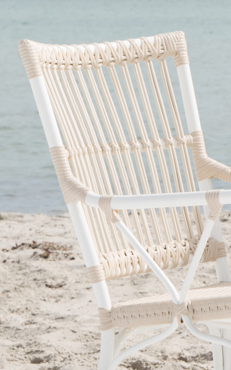 Esta es una imagen de detalle de Piano Exterior Dining Armchair i dove white aluminium artfibre. Detalle del respaldo de varillas y el reposabrazos.