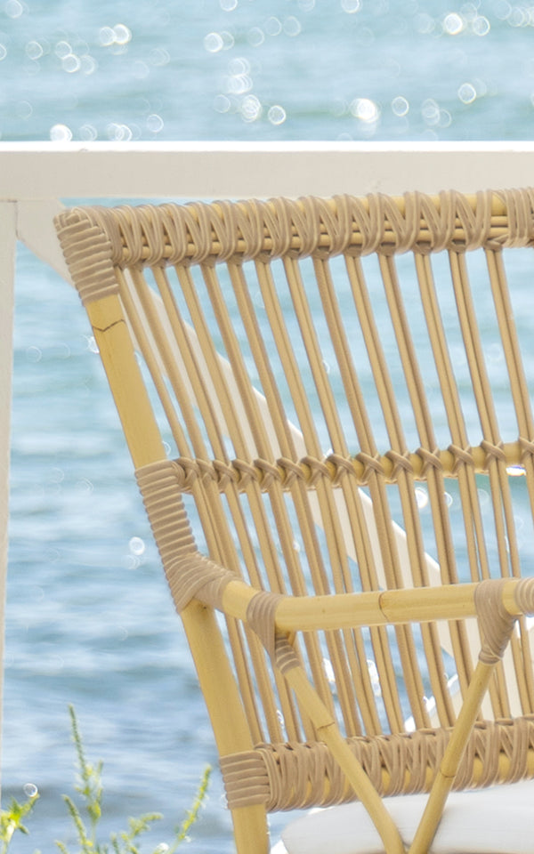 Esta es una imagen de detalle de Piano sillón de comedor exterior en natural aluminium artfibre. Detalle de la textura tejida y construcción de la estructura.