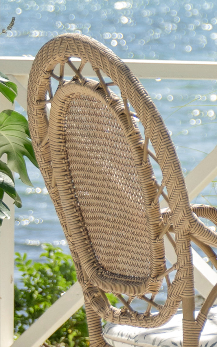 Esta es una imagen de detalle de Romantica silla de comedor exterior en antique aluminium artfibre. Detalle de la textura tejida y construcción de la estructura.