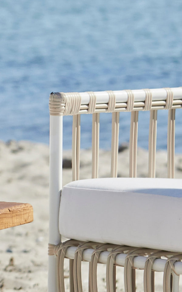 Esta es una imagen de detalle de Caroline sillón lounge exterior en dove White Aluminium ArtFibre.