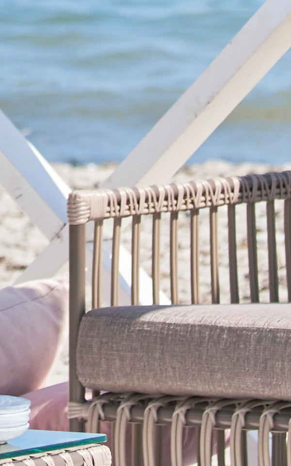 Esta es una imagen de detalle de Caroline sillón lounge exterior en moccaccino Aluminium ArtFibre.