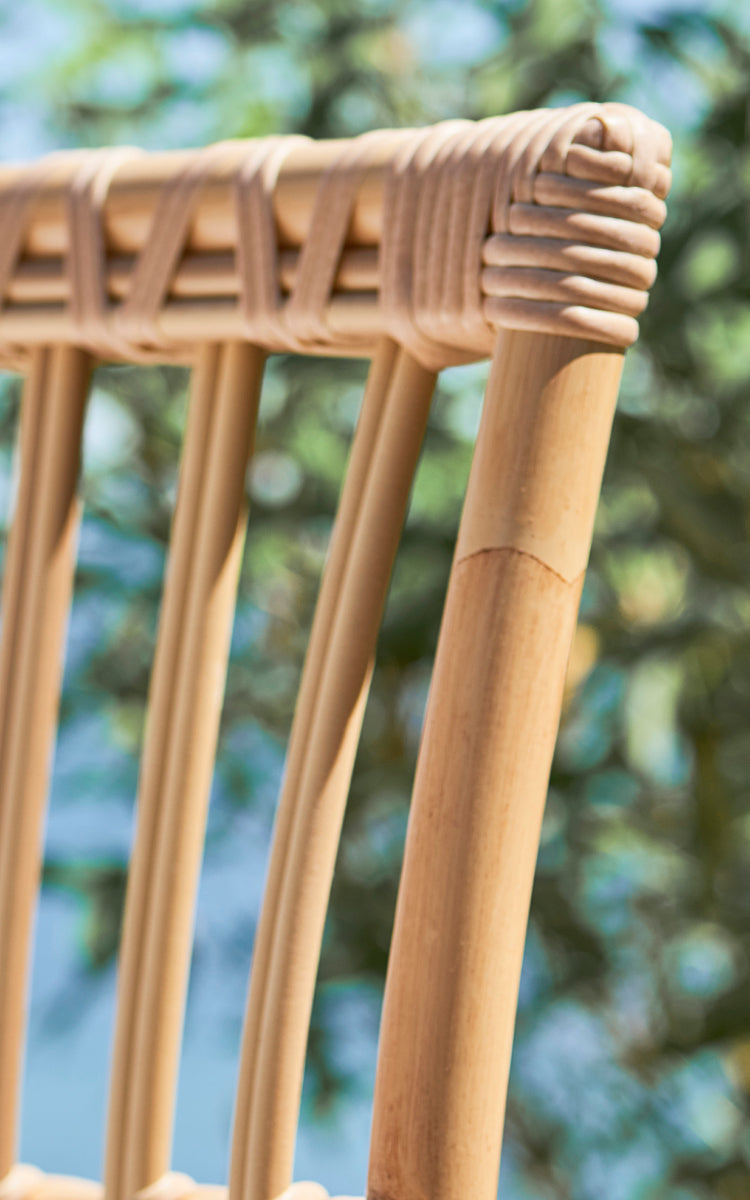 Esta es una imagen de detalle de Maggie Sofá Módulo Central en natural aluminium artfibre. Juntas envueltas del marco y detalle de listones verticales al sol.