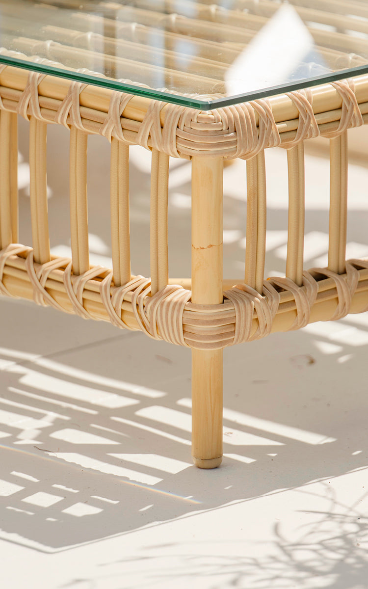 Esta es una imagen de detalle de Maggie Sofá Módulo Puf c. Cristal en natural aluminium artfibre. Tapa de cristal sobre marco de ratán con juntas envueltas.