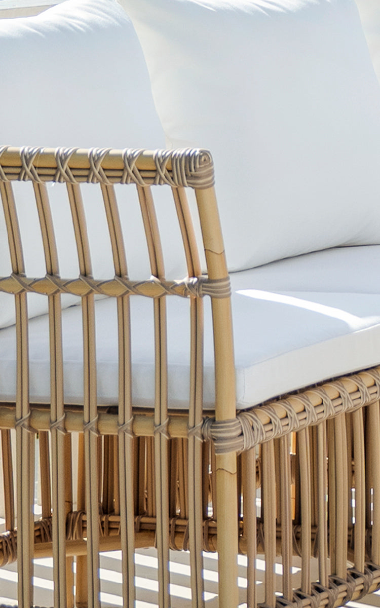Esta es una imagen de detalle de Meghan Exterior Dining Bench Corner Module i natural aluminium artfibre. Detalle del respaldo de varillas verticales.