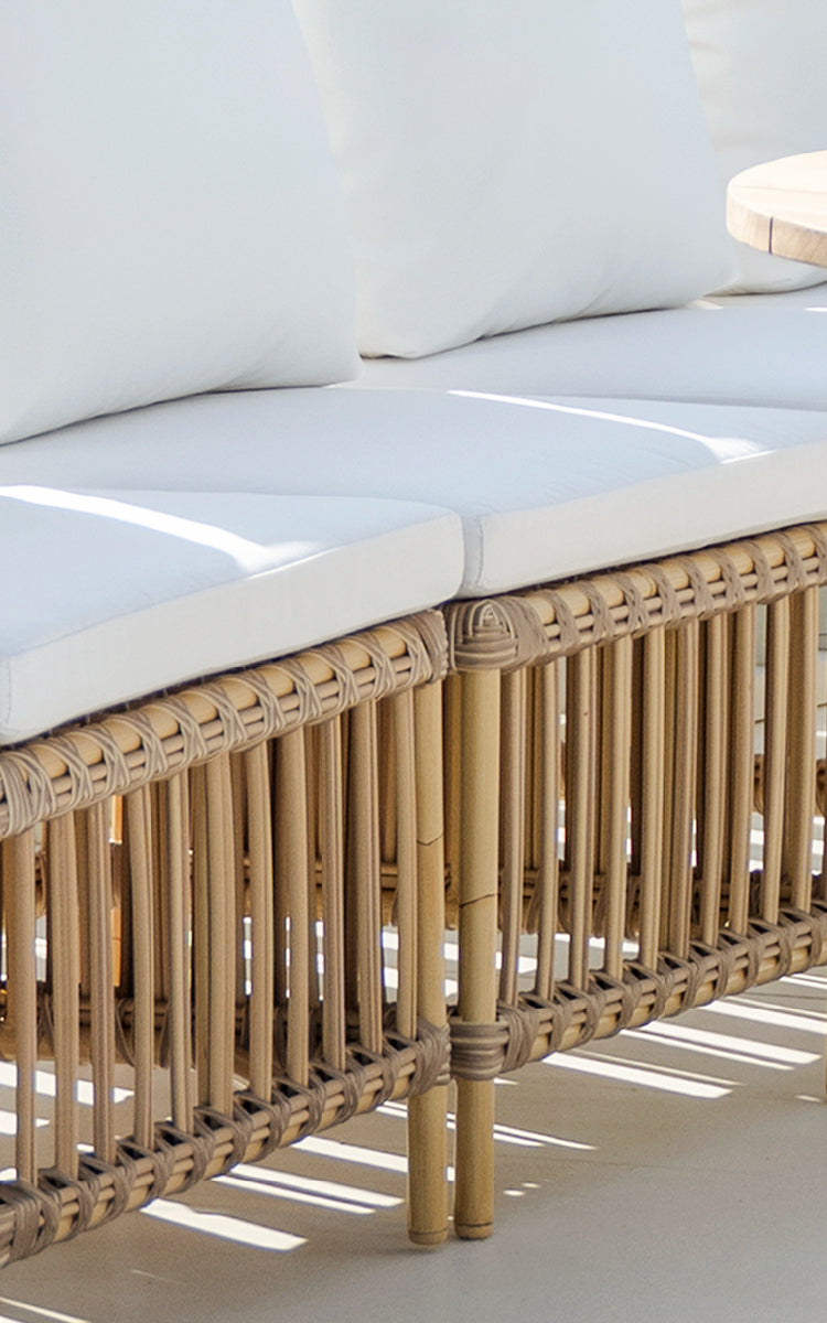 Esta es una imagen de detalle de Meghan Exterior Dining Bench Center Module i natural aluminium artfibre. Detalle del panel de respaldo de varillas.