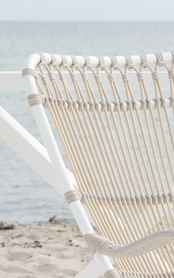 Esta es una imagen de detalle de Monet Exterior Rocking Chair i dove white aluminium artfibre. Detalle del respaldo de arcos en bucle.
