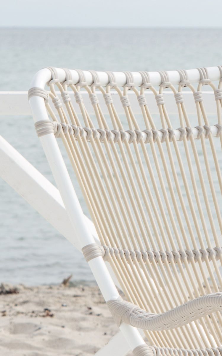 Esta es una imagen de detalle de Monet Exterior Rocking Chair i dove white aluminium artfibre. Detalle del respaldo de arcos en bucle.
