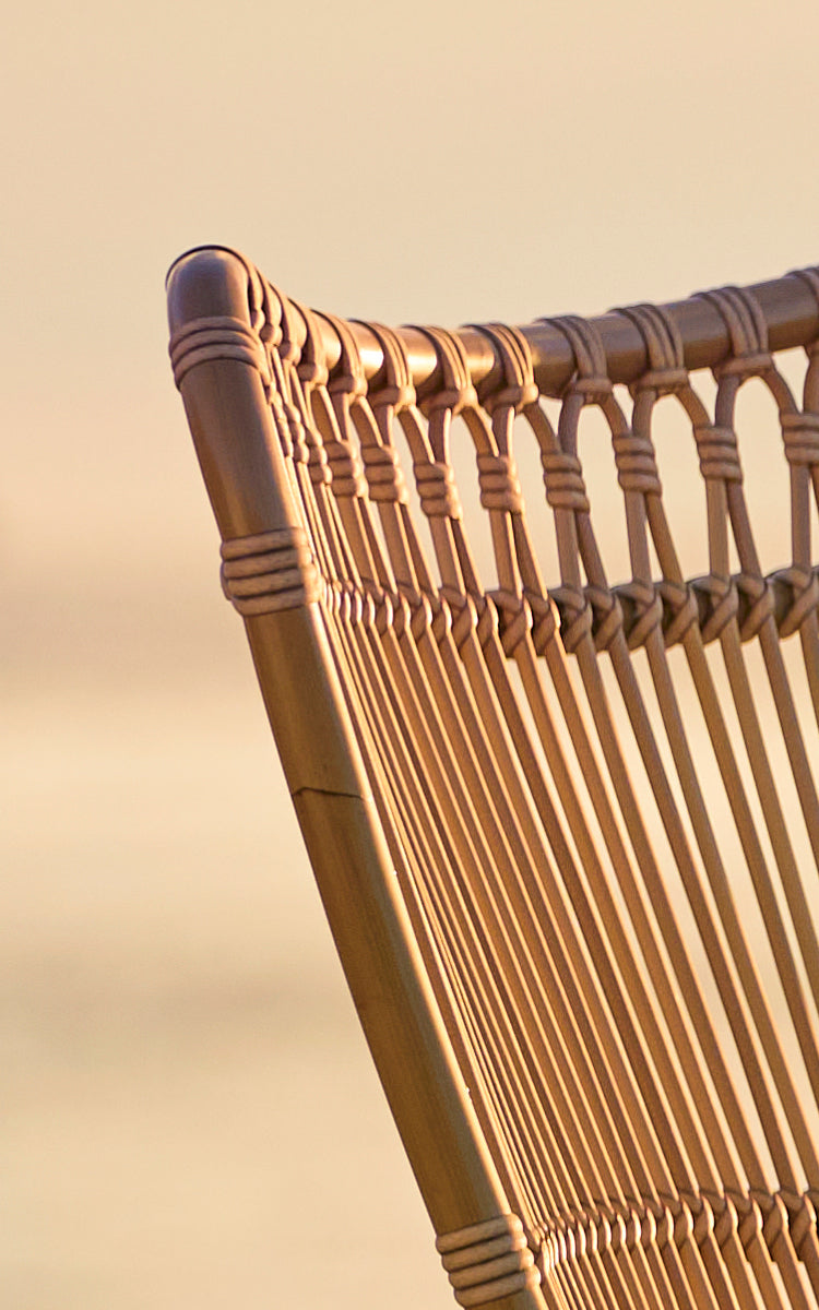 Esta es una imagen de detalle de Monet Exterior Lounge Chair i antique aluminium artfibre. Detalle de los arcos en bucle y las varillas verticales.