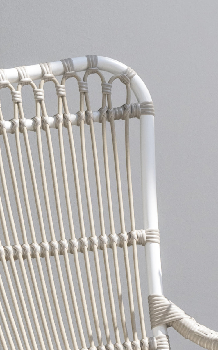 Esta es una imagen de detalle de Monet Exterior Lounge Chair i dove white aluminium artfibre. Detalle del diseño de arcos en bucle.