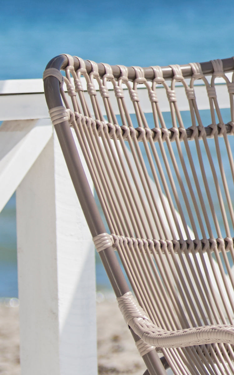 Esta es una imagen de detalle de Monet Exterior Lounge Chair en moccaccino aluminium artfibre.