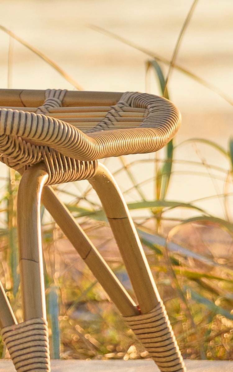 Esta es una imagen de detalle de Monet Exterior Footstool i antique aluminium artfibre. Detalle de la superficie tejida del asiento de ArtFibre.