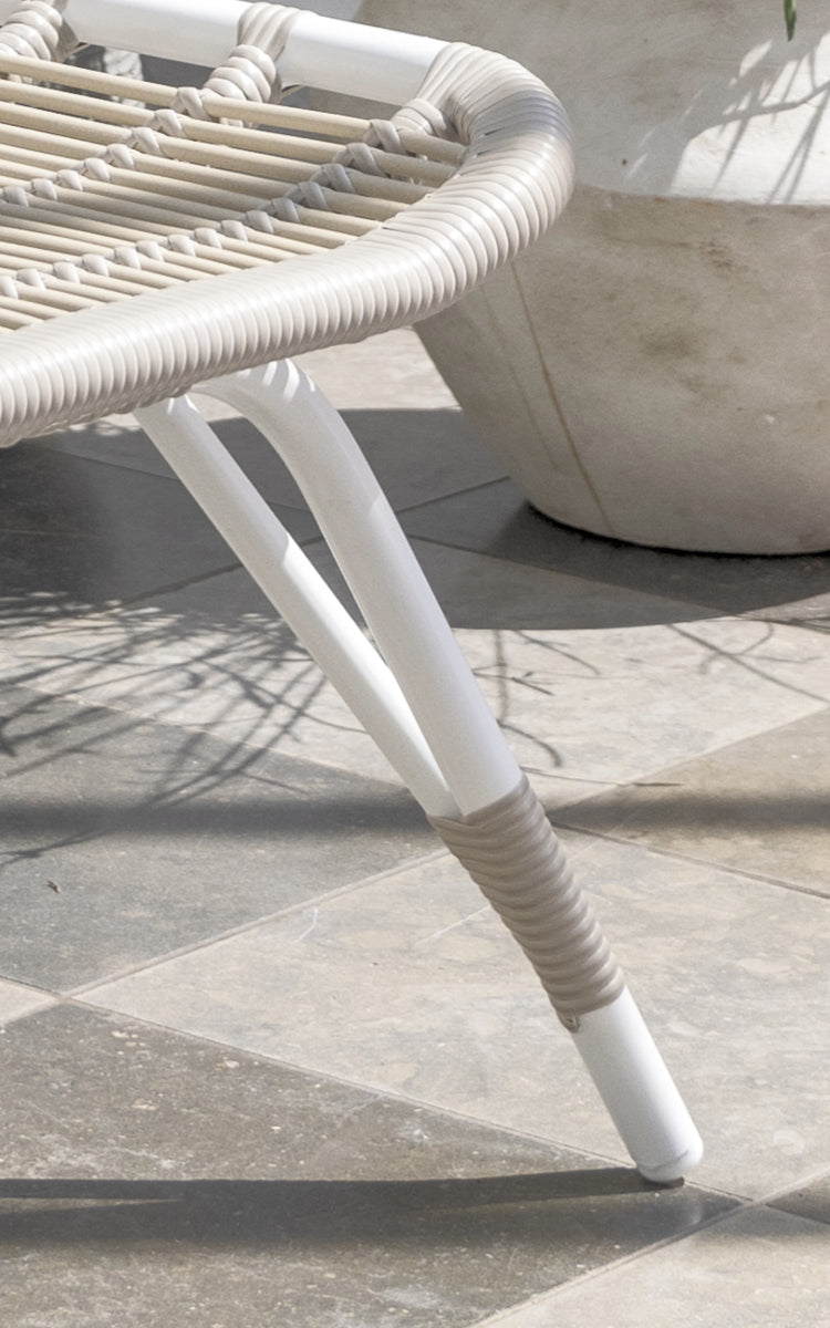 Esta es una imagen de detalle de Monet Exterior Footstool i dove white aluminium artfibre. Detalle del asiento tejido y la estructura blanca.