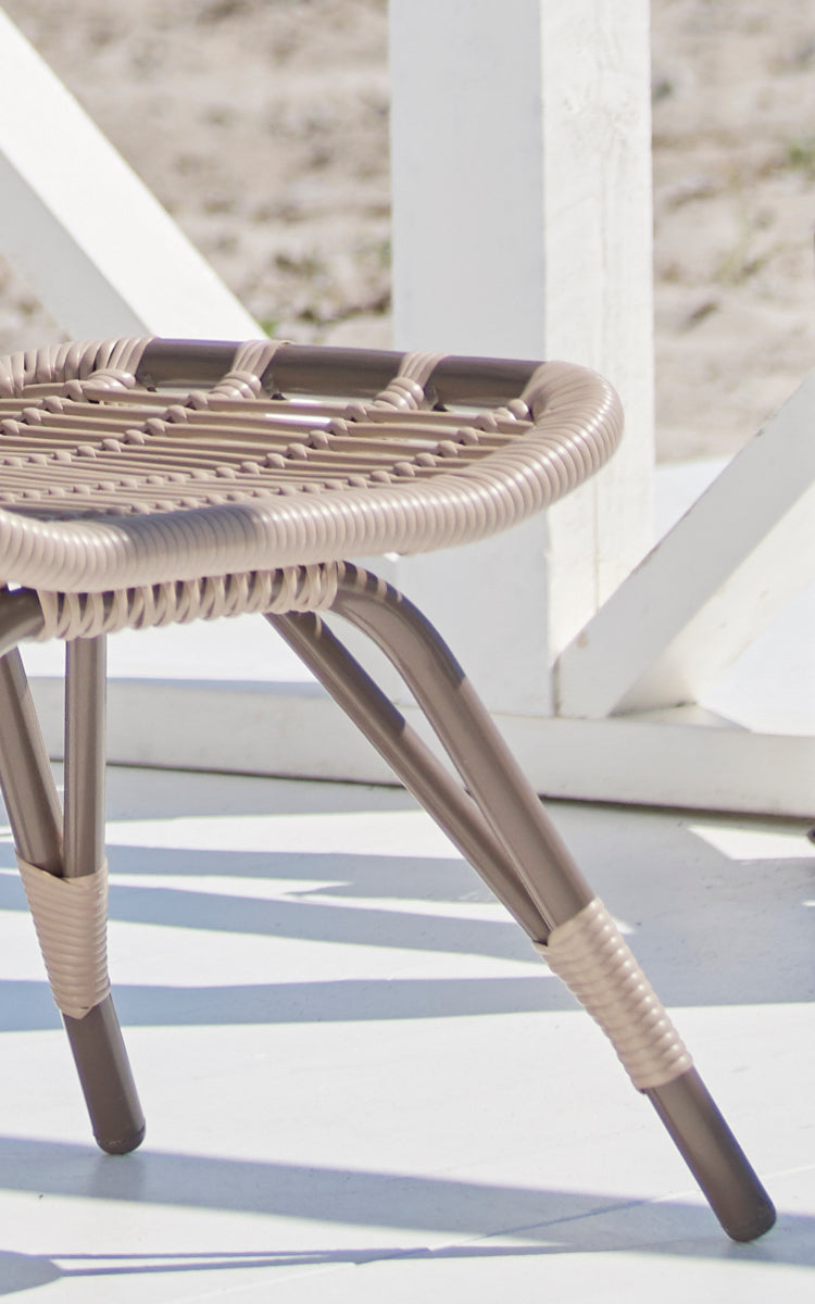 Esta es una imagen de detalle de Monet Exterior Footstool en moccaccino aluminium artfibre.