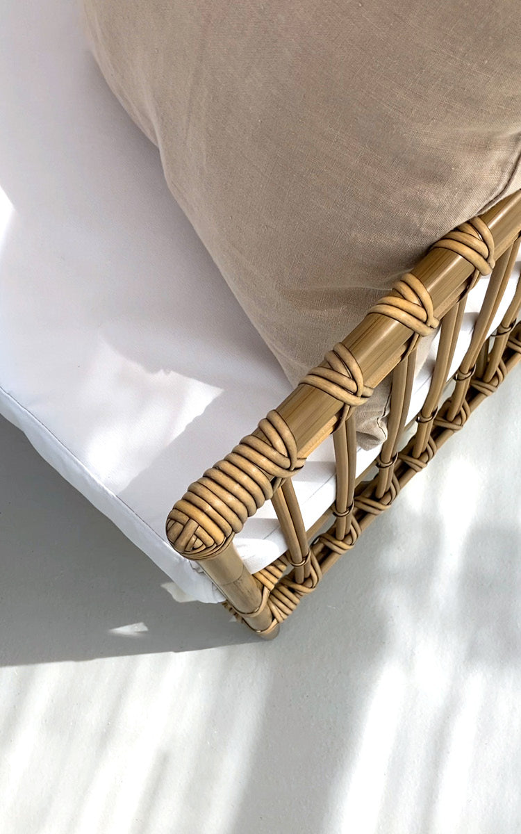 Esta es una imagen de detalle de Caroline sofá exterior en antique Aluminium ArtFibre.