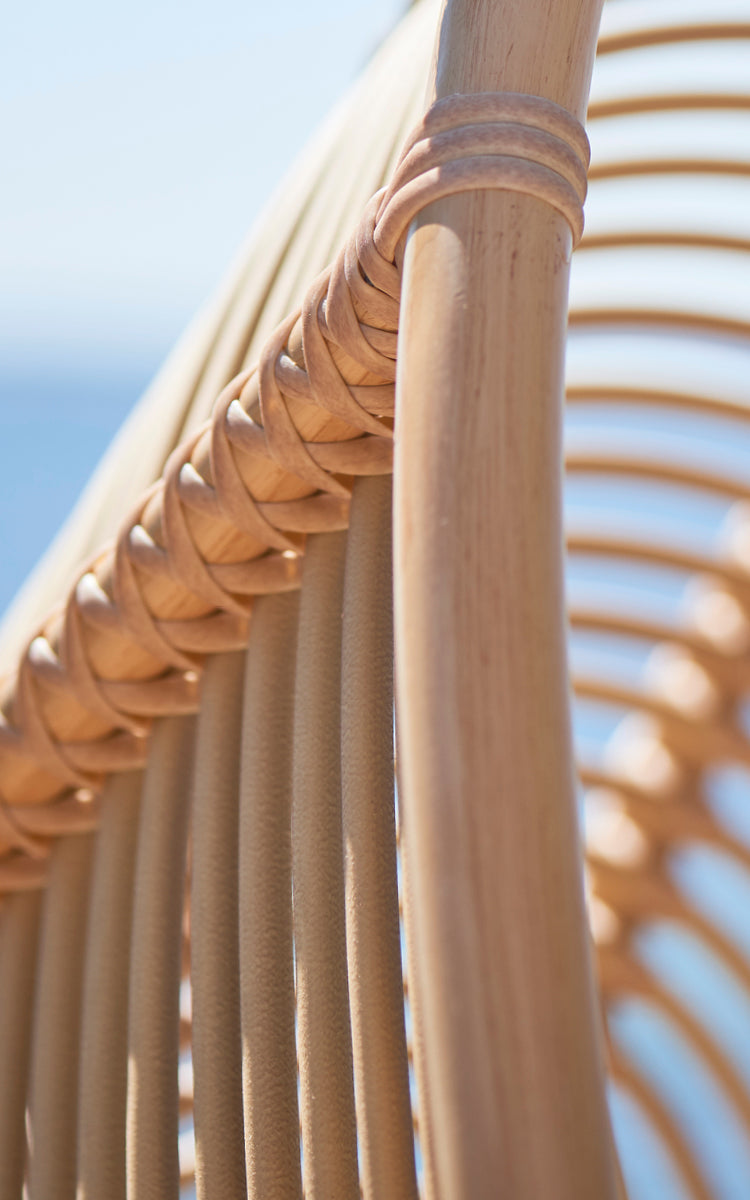 Esta es una imagen de detalle de Renoir silla colgante exterior en natural aluminium artfibre. Detalle de la textura tejida y construcción de la estructura.