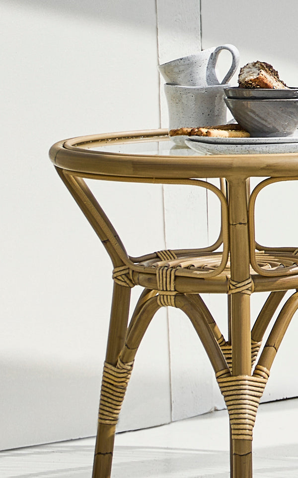Esta es una imagen de detalle de Tony Exterior Side Table i antique aluminium artfibre. Detalle de la parte superior y las patas envueltas en ArtFibre.