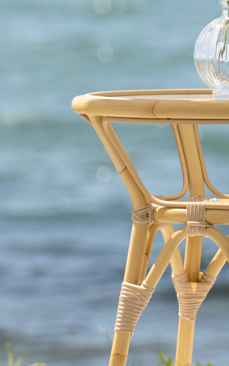 Esta es una imagen de detalle de Tony mesa auxiliar exterior en natural aluminium artfibre. Detalle de la base envuelta natural y unión de las patas trípode.