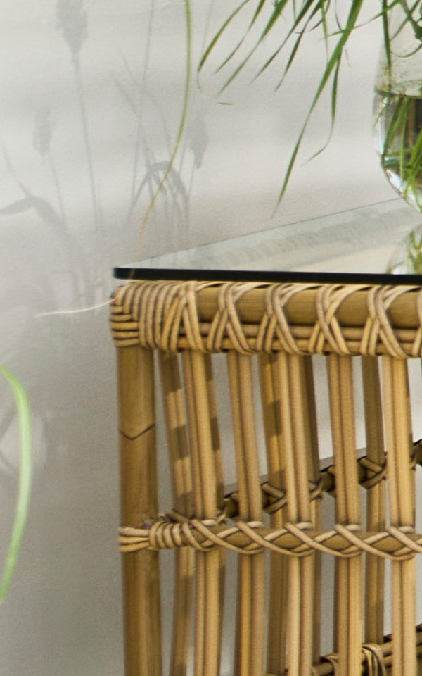 Esta es una imagen de detalle de Caroline mesa exterior en antique Aluminium ArtFibre.