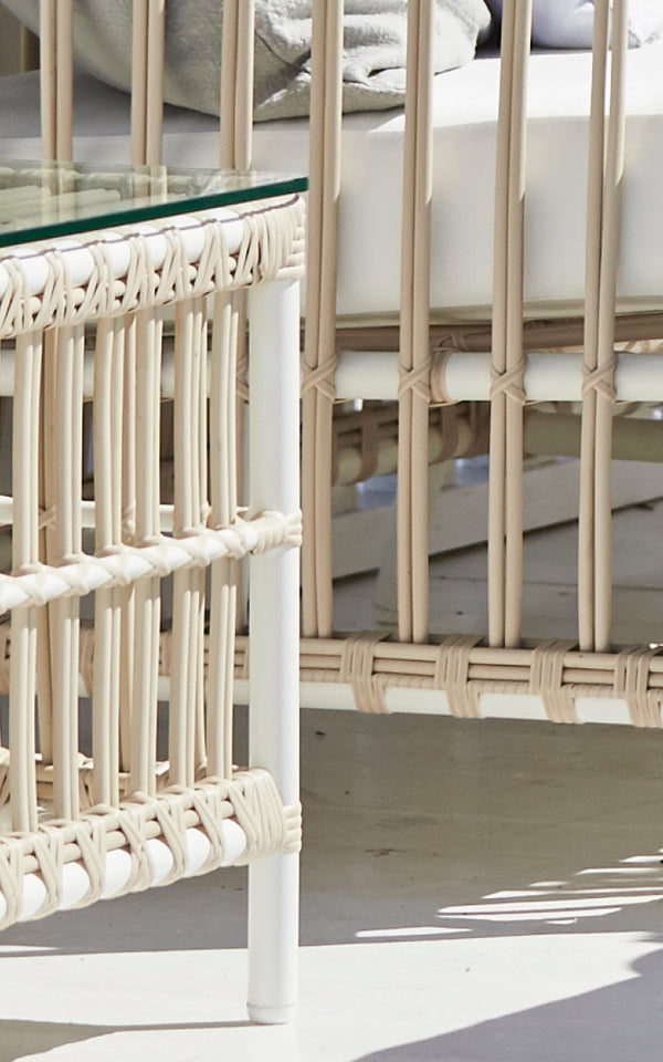 Esta es una imagen de detalle de Caroline mesa exterior en dove White Aluminium ArtFibre.