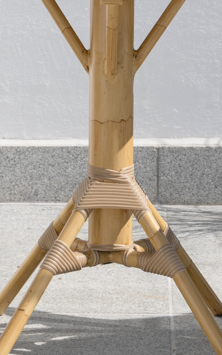 Esta es una imagen de detalle de Nicole Cáfe Table Teak 70x70 cm en natural aluminium artfibre. Detalle de la textura tejida y construcción de la estructura.