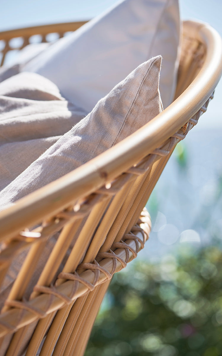 Esta es una imagen de detalle de Olympia Nest Exterior i natural aluminium artfibre. Detalle de la estructura de varillas verticales y las uniones envueltas.