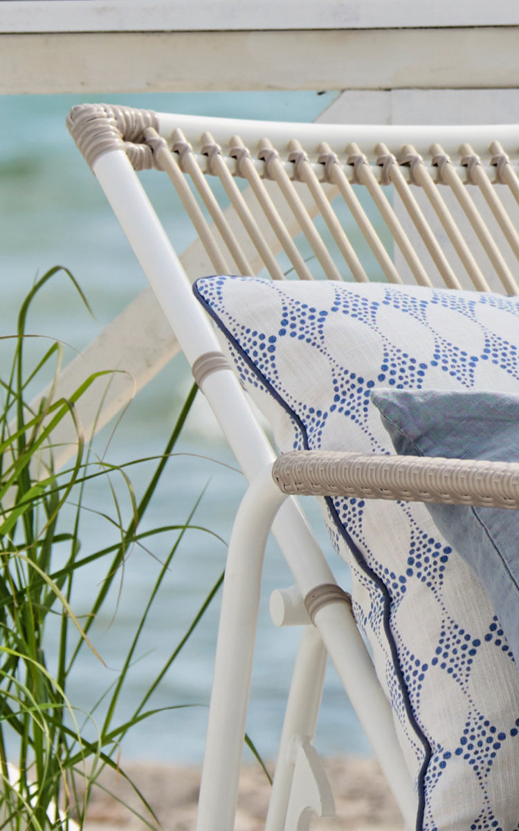 Esta es una imagen de detalle de Josephine tumbona en dove White aluminium artfibre.