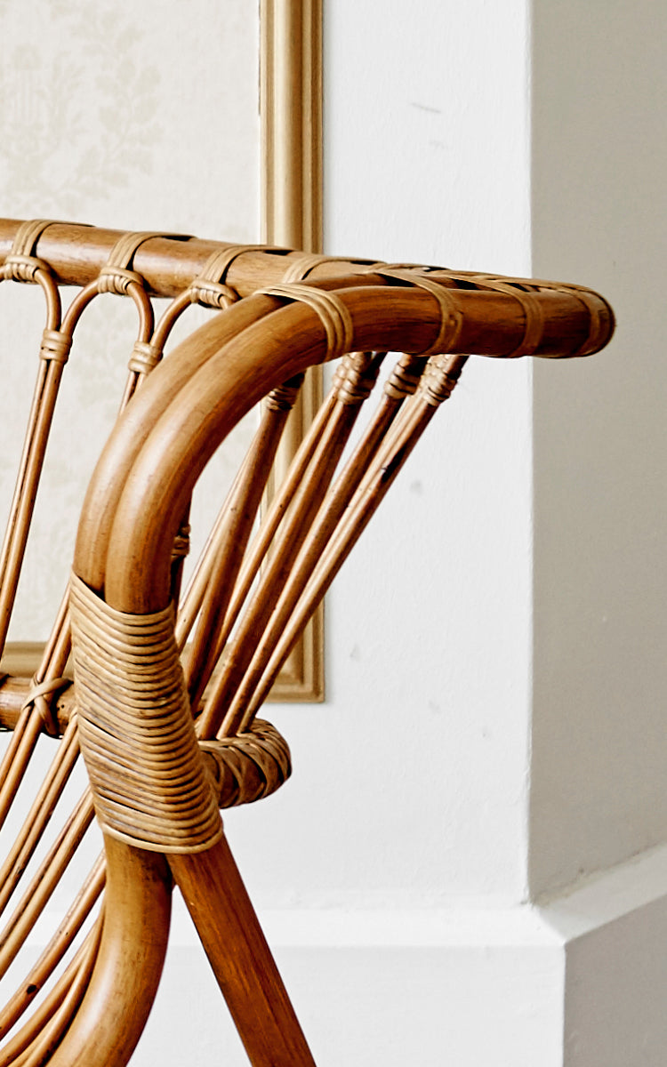 Esta es una imagen de detalle de Fox sillón lounge en polished Antique Rattan.