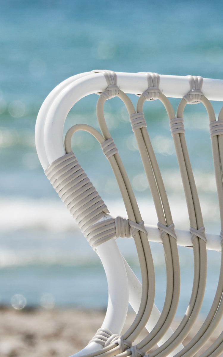 Esta es una imagen de detalle de Fox sillón lounge exterior en dove white Aluminium ArtFibre.