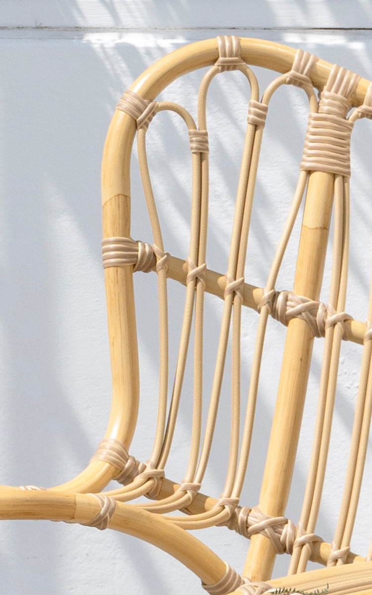 Esta es una imagen de detalle de Teddy sillón lounge exterior en natural aluminium artfibre. Detalle de los bucles arqueados del respaldo y construcción de husillos.