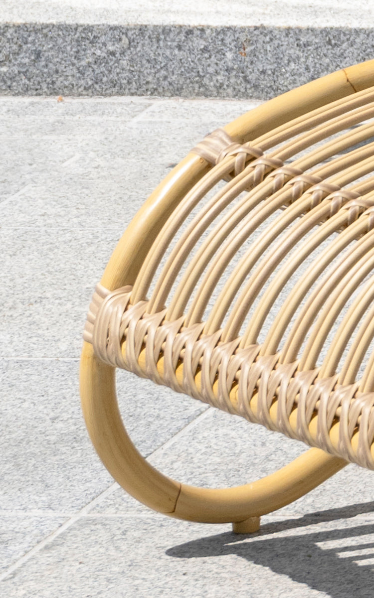 Esta es una imagen de detalle de Teddy reposapiés exterior en natural aluminium artfibre. Detalle de la textura tejida y construcción de la estructura.
