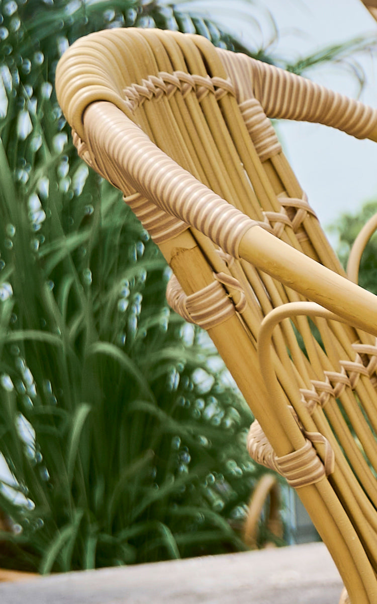 Esta es una imagen de detalle de Robert silla de comedor exterior en natural aluminium artfibre. Detalle de la textura tejida y construcción de la estructura.