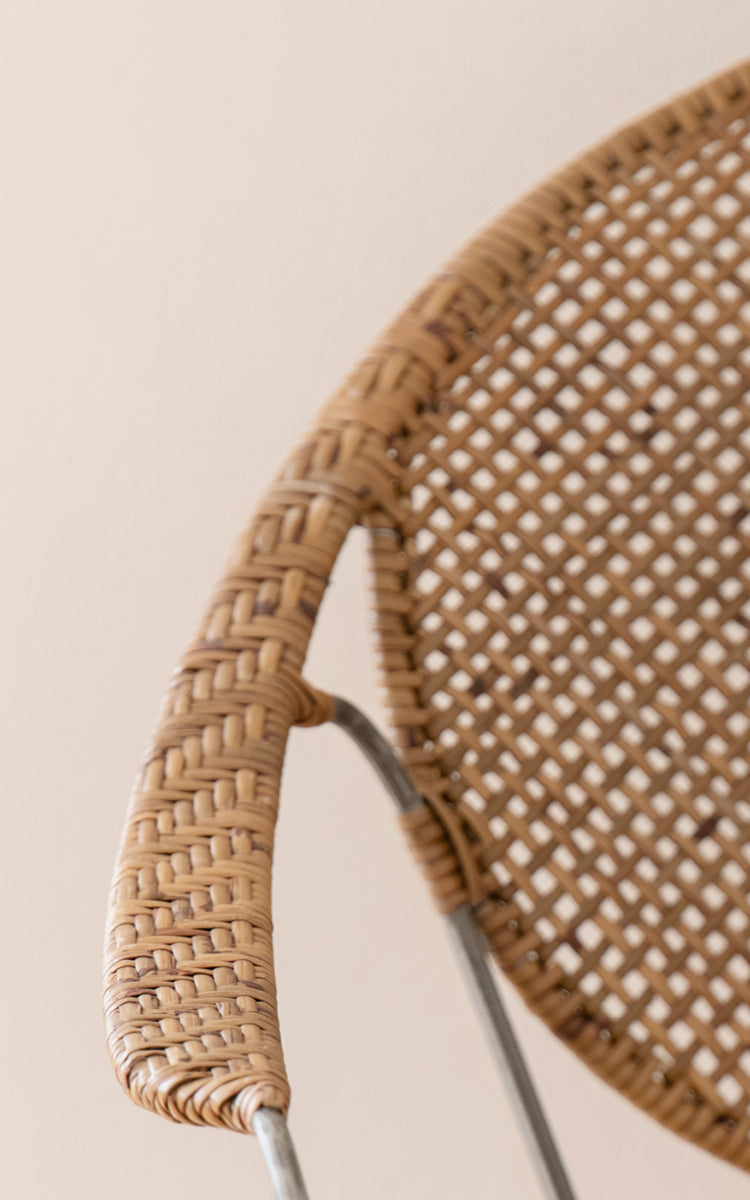 Esta es una imagen de detalle de Funky silla de comedor en hazelnut rattan iron frame.