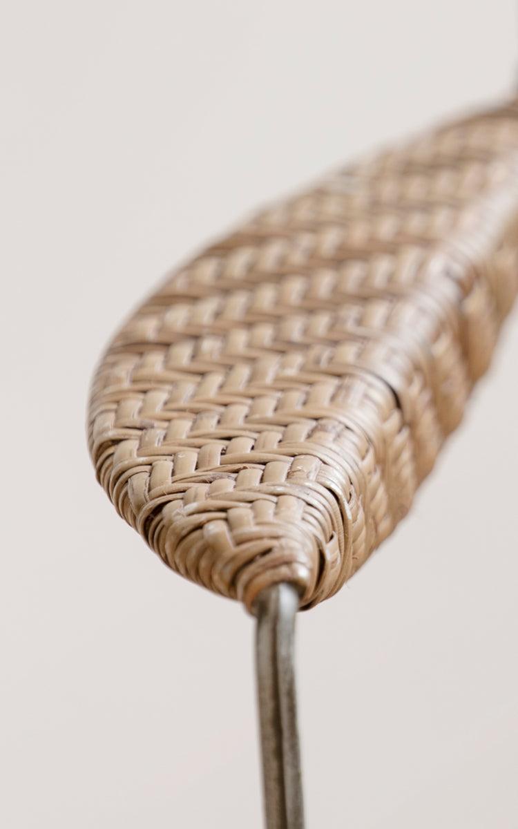 Esta es una imagen de detalle de Rap silla de comedor en hazelnut rattan iron frame.