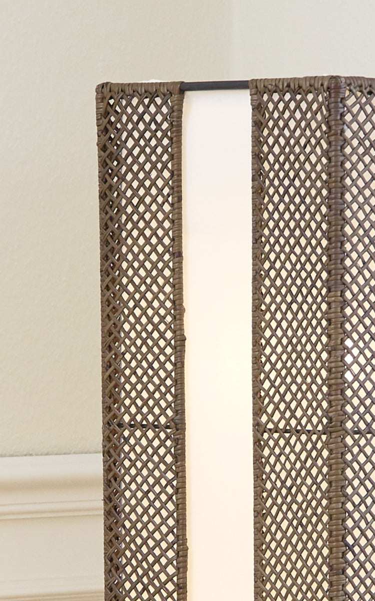 Esta es una imagen de detalle de Yamakawa Lampshade | 125 cm en hazelnut rattan iron frame. Detalle de la textura tejida y construcción de la estructura.