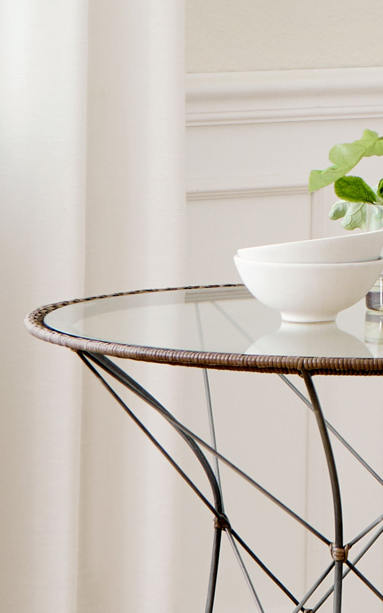 Esta es una imagen de detalle de Funky silla de comedor en hazelnut rattan iron frame.