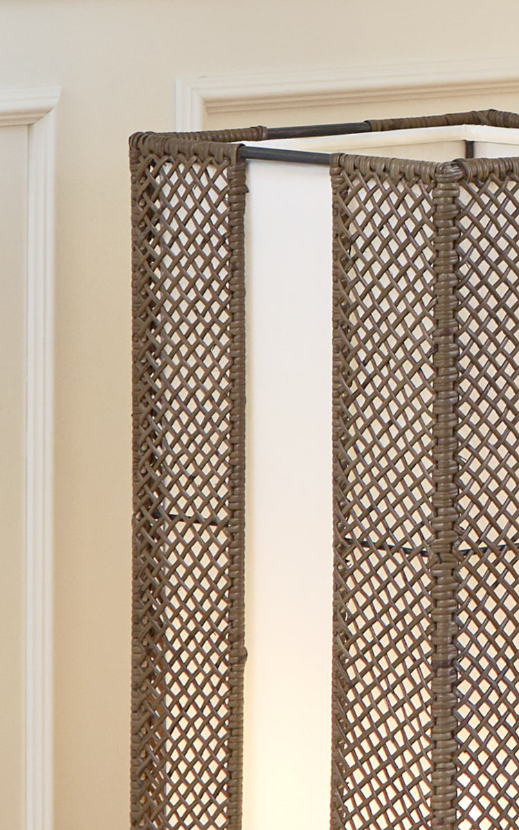 Esta es una imagen de detalle de Yamakawa Lampshade | 75 cm en hazelnut rattan iron frame. Detalle del tejido de enrejado de ratán hazelnut y estructura de hierro.