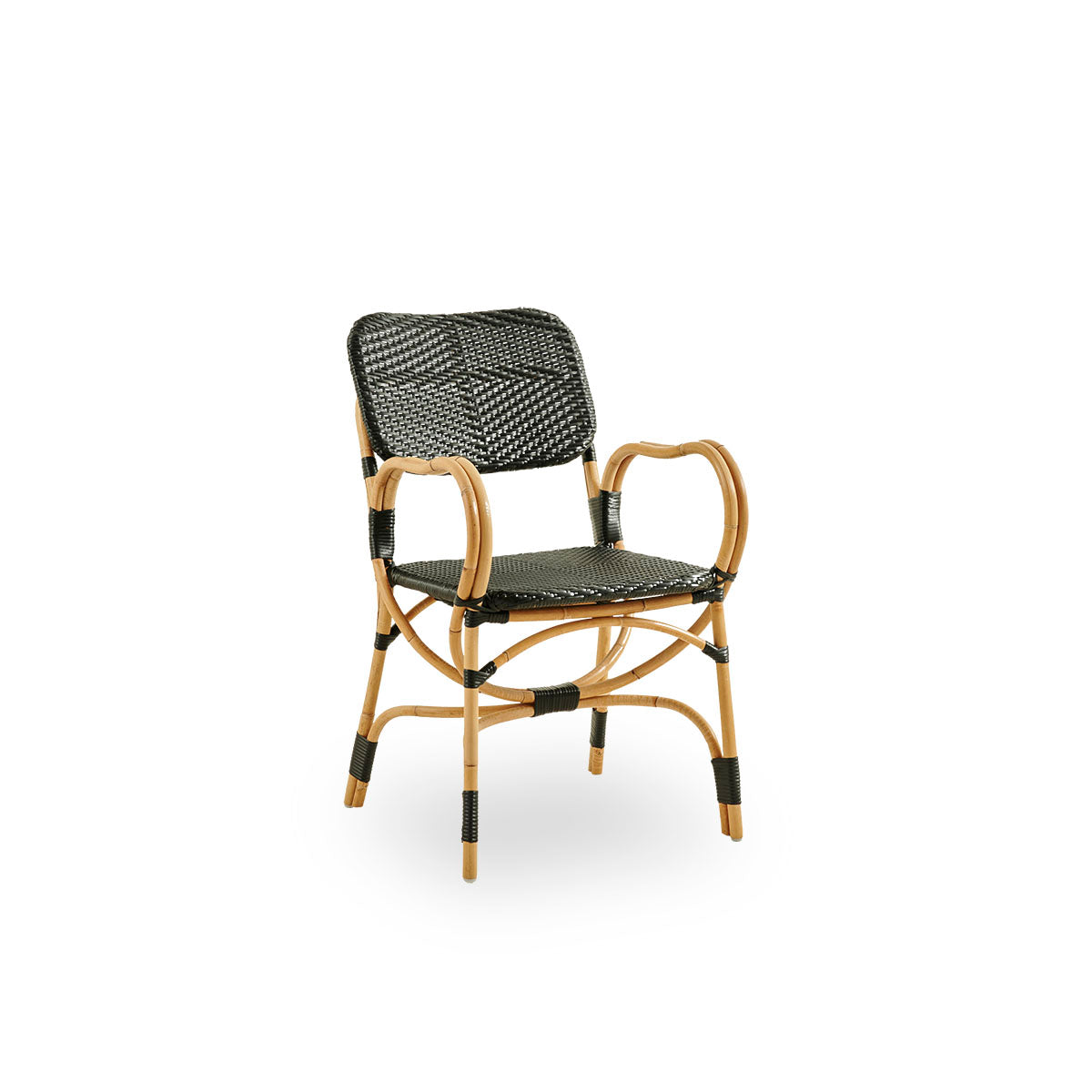 Vista lateral de la silla Bistro en tejido ArtFibre negro con diseño elegante. Estructura de ratán con asiento tejido en ArtFibre. La estructura curva de ratán bajo el asiento se extiende hasta formar los reposabrazos.