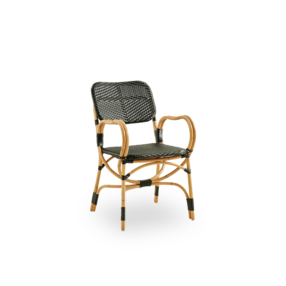 Vista lateral de la silla Bistro en tejido ArtFibre negro con diseño elegante. Estructura de ratán con asiento tejido en ArtFibre. La estructura curva de ratán bajo el asiento se extiende hasta formar los reposabrazos.