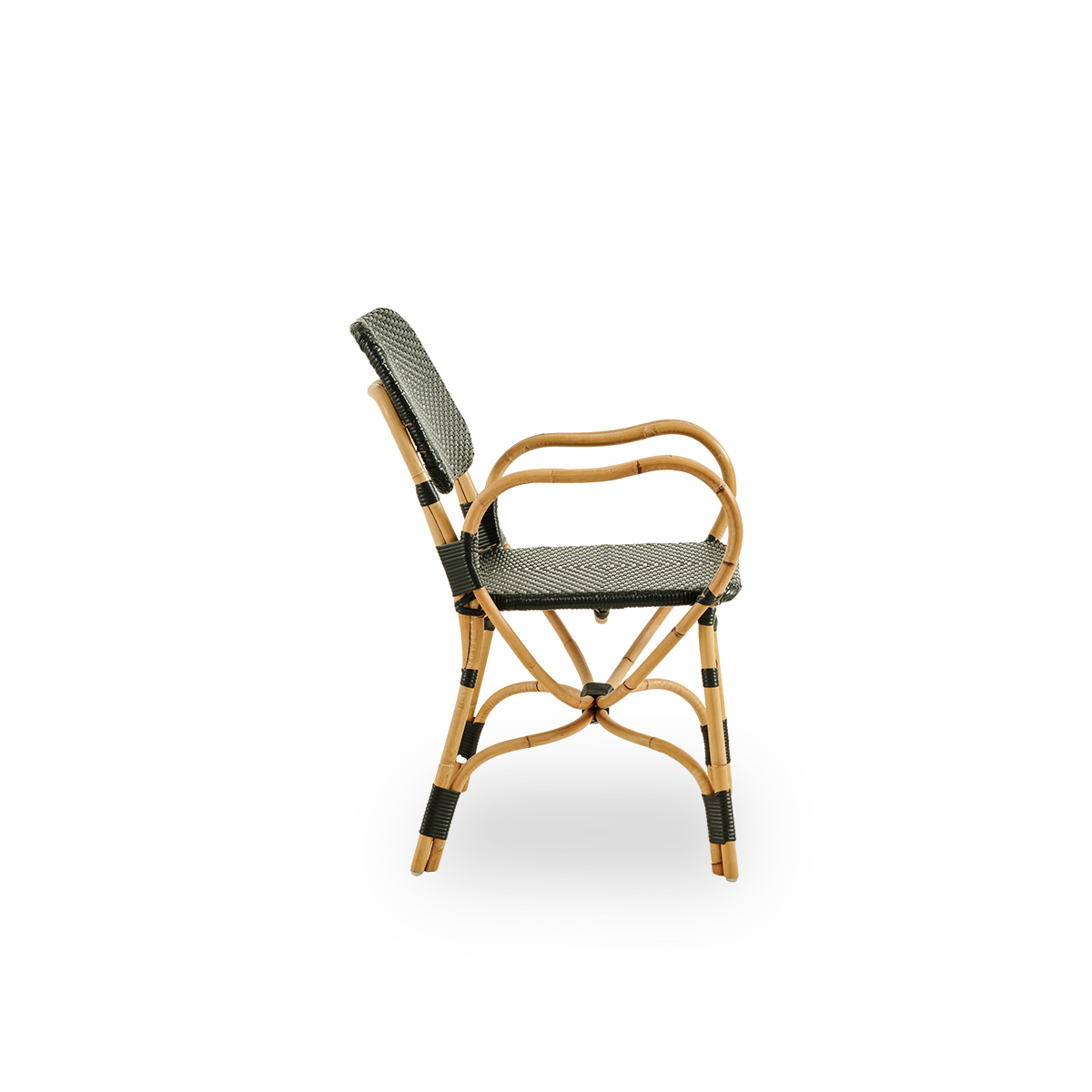 Vista lateral simple de la silla Bistro en tejido ArtFibre negro con diseño elegante. Estructura de ratán con asiento tejido en ArtFibre. La estructura curva de ratán bajo el asiento se extiende hacia los reposabrazos.