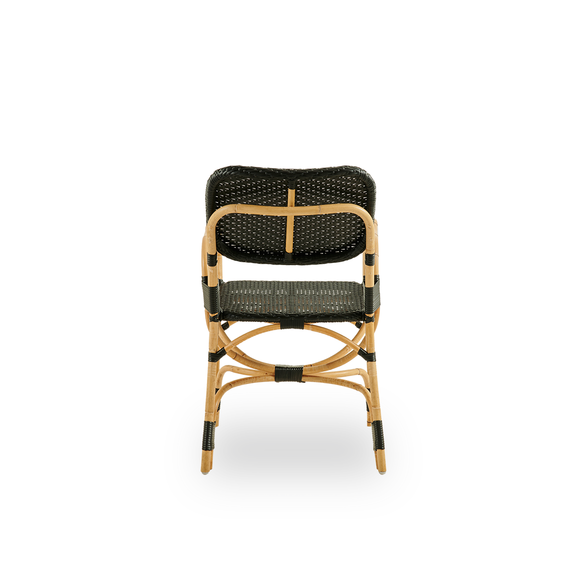 Vista desde atrás de la silla Bistro con un diseño elegante y tejido de ArtFibre negro. La estructura es de ratán, con el asiento trenzado en ArtFibre. El marco curvado de ratán bajo el asiento se prolonga hasta formar los reposabrazos.