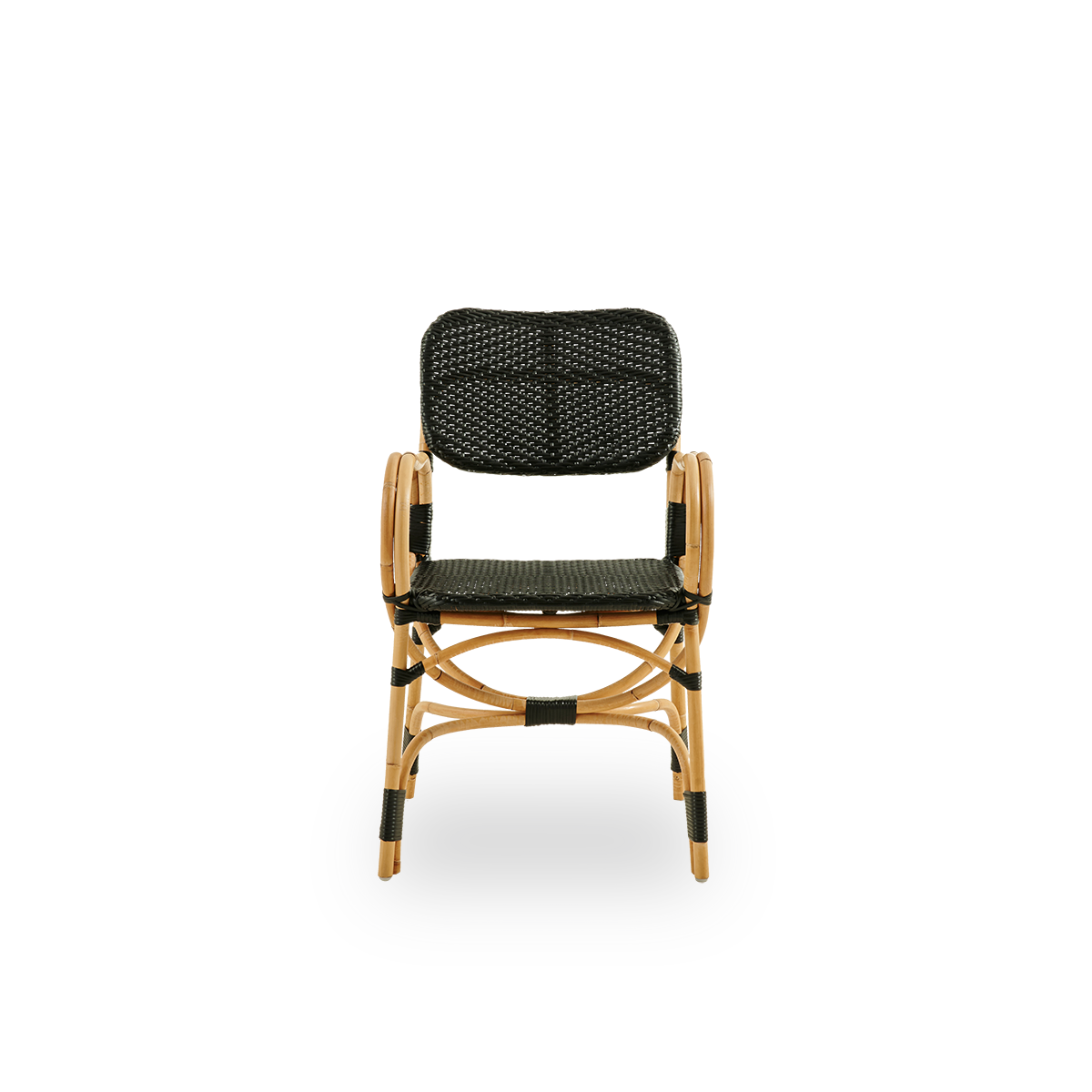 Vista frontal de la silla Bistro con diseño elegante y tejido de ArtFibre negro. Estructura de ratán con asiento tejido en ArtFibre. El marco curvado de ratán bajo el asiento se prolonga formando los reposabrazos.